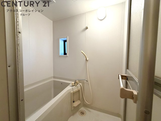 シンプルなユニットバス☆窓付きで換気も楽々！