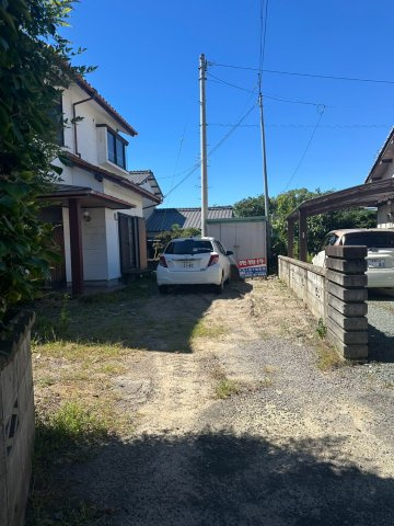 中西町　中古戸建の駐車場|【駐車場】縦列で2~3台駐車可能！