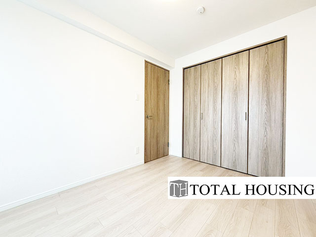【洋室】 | グリーンコーポ大谷地 | 洋室　約5.2帖
充分な広さと収納機能を備えた部屋はお子様の自発性と成長を促します。お子様の成長を支える、勉強や好きなことに没頭する学びの空間にどうぞ。