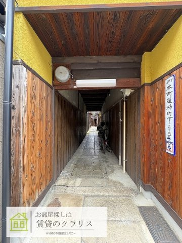 東山区森下町の現代風京町家のエントランス
