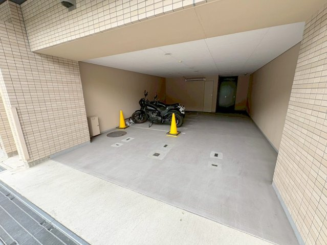 宝塚市栄町３丁目の賃貸マンションの駐車場|駐車スペースもあります