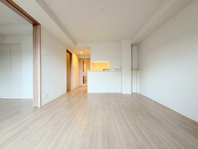 宝塚市栄町３丁目の賃貸マンションの居間・リビング|ゆったりとした居間です