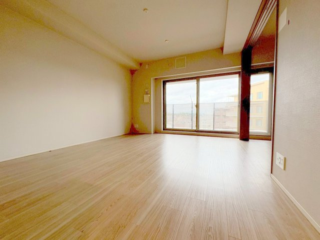 宝塚市栄町３丁目の賃貸マンションの居間・リビング|ゆったり過ごせるリビングです