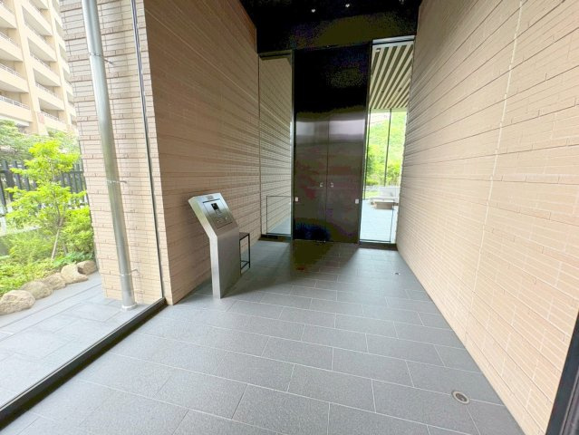 宝塚市栄町３丁目の賃貸マンションのロビー|清潔なロビーです