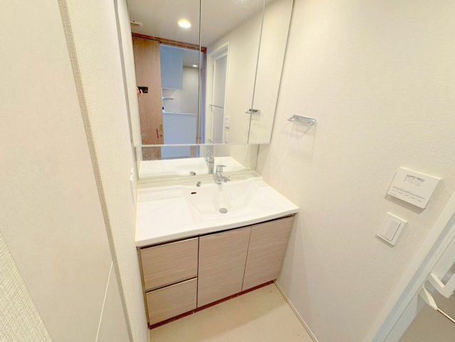 宝塚市栄町３丁目の賃貸マンションの洗面所|明るい洗面所です