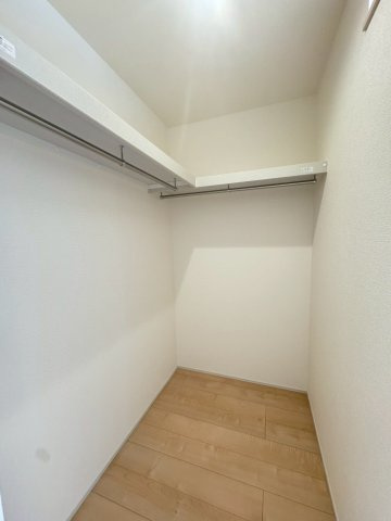 【収納】 | 野田木間ヶ瀬第2　全8棟 | 大容量のWIC収納は衣類や靴、アクセサリーなどの小物、ご家族の思い出も大切にしまっておけるたっぷり満足の収納となります。