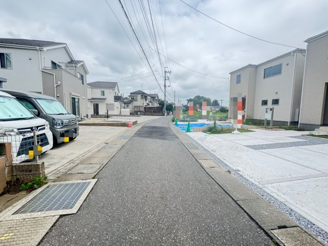 【前面道路含む現地写真】 | 野田木間ヶ瀬第2　全8棟 | 4LDKの間取りに加え、収納スペースも豊富に確保。お子様の成長に合わせて使いやすく、長く住み続けられる住まいです。長期優良住宅ならではの安心感も魅力です。
