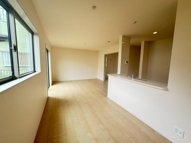 【居間・リビング】 | 野田木間ヶ瀬第2　全8棟 | 自然とご家族が集まり、会話が弾む団らんの時間が増えコミュニケーション育み子育て家族にも好適なプラン。開放感溢れる対面式キッチンで家族の会話を大切に出来ます。