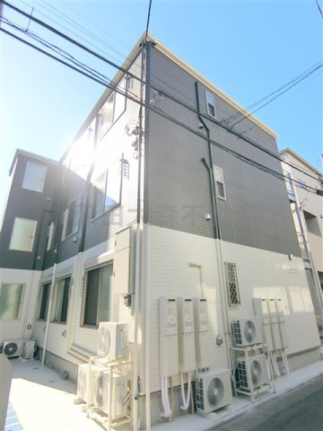 パルティーレ蒲田の外観|2020年1月築　木造地上3階建て総戸数12戸の人気賃貸アパート！京急空港線糀谷駅近の東京都大田区南蒲田3丁目　宅配BOX敷地内ゴミ捨て場