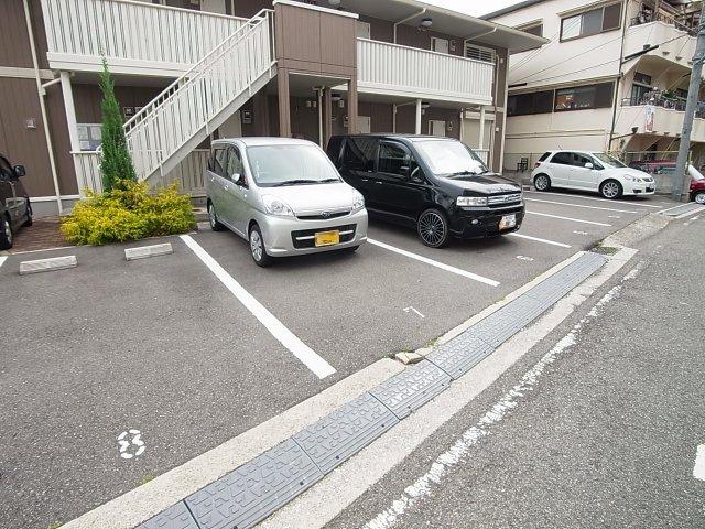 ラフォーレ名倉の駐車場|敷地内駐車場