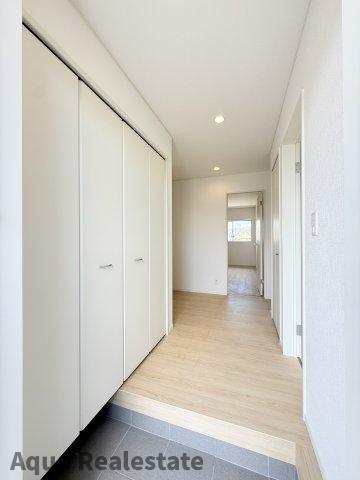 仲多度郡多度津町大字南鴨の新築一戸建の玄関|明るい玄関です