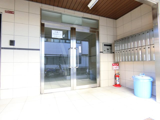 枚方市津田西町２丁目の賃貸マンションのエントランス