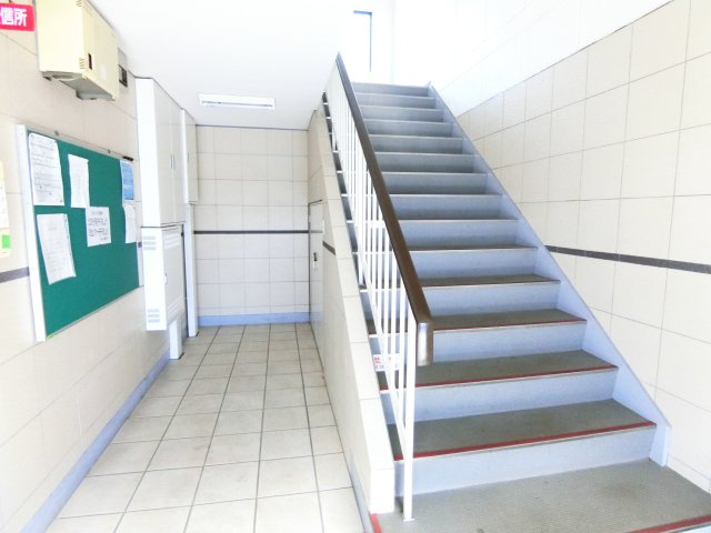 枚方市津田西町２丁目の賃貸マンションのロビー