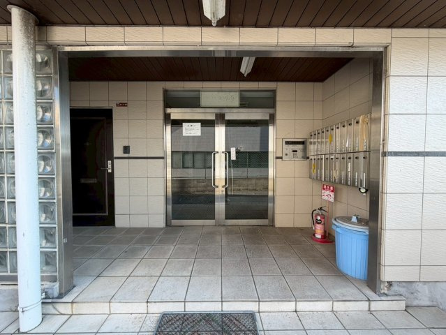 枚方市津田西町２丁目の賃貸マンションのエントランス