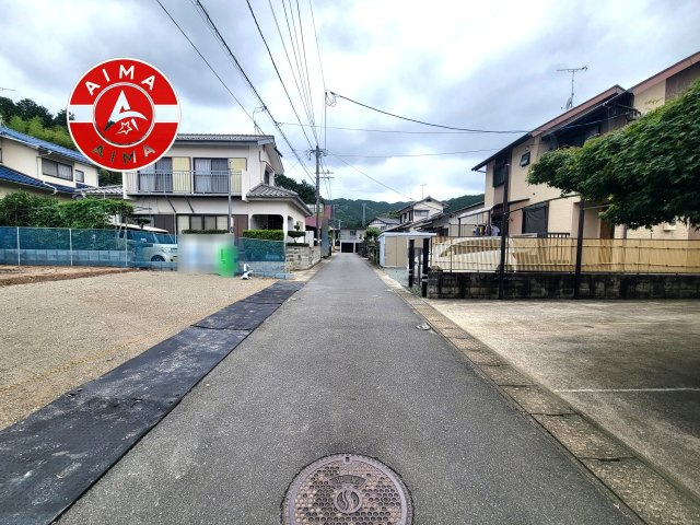 那珂川市後野3丁目第1-1棟（1号棟）の前面道路含む現地写真|前面道路は閑静な住宅地をはしる車通りの少ない道路。お車の出し入れが苦手なママや小さなお子様にも安心ですね。しっかり舗装もされているので、ベビーカーや自転車で通っても快適に通行できます。