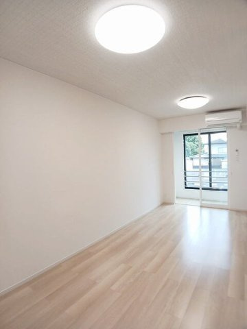 ヒルハウスの居間・リビング|こちらの居間で趣味の時間をお楽しみください