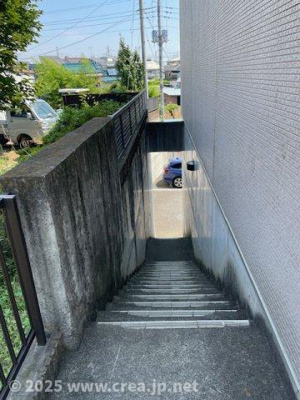 【その他共用部分】 | メゾン・パルフェ | 駐車場への通路