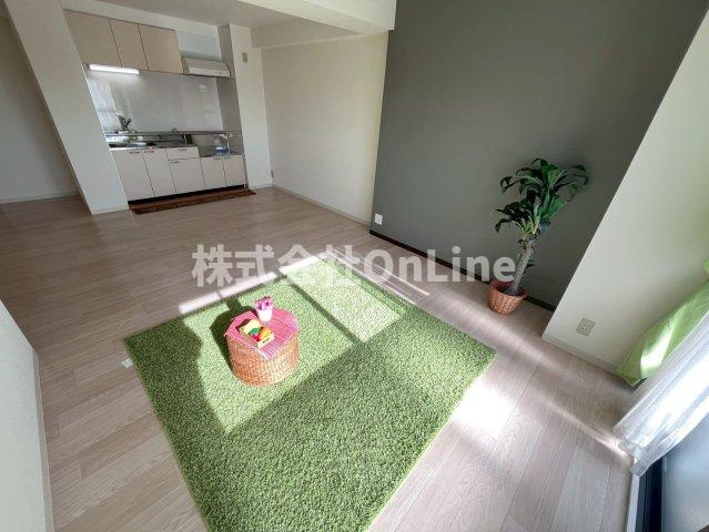 八尾市荘内町１丁目の賃貸マンションの居間・リビング
