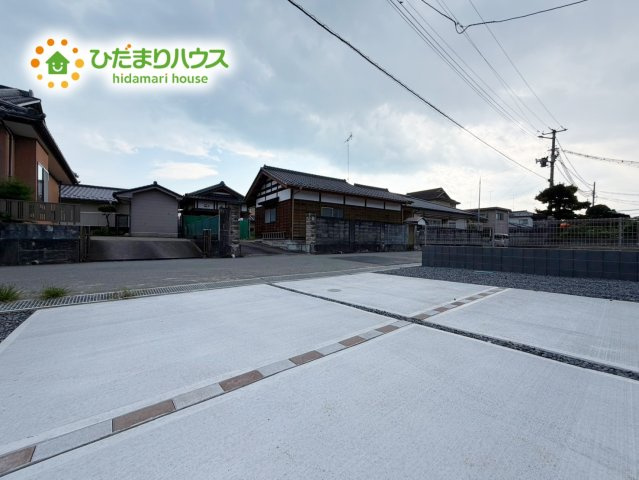 いわき市錦町江栗1丁目第2　新築戸建　2号棟の駐車場|カースペース２台ＯＫ！前面道路も幅が広いため車庫入れも安心です(^^)/