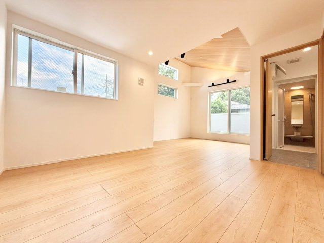 杉並区下井草3丁目　新築戸建　全3棟の居間・リビング|2026.06.12撮影

現地ご見学希望・資料請求などお気軽にお問い合わせ下さい！
03-5990-5201