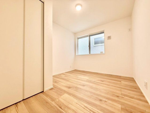 杉並区下井草3丁目　新築戸建　全3棟の洋室|各部屋に窓を設置！明るい日差しが降り注ぐ心地よい室内は、日々の暮らしに安らぎを与えてくれます。

現地ご見学希望・資料請求などお気軽にお問い合わせ下さい！
03-5990-5201