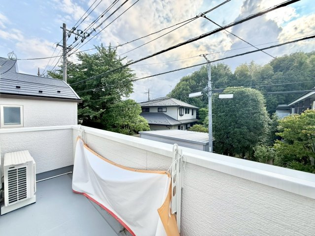 杉並区下井草3丁目　新築戸建　全3棟のバルコニー|朝の澄んだ空気や、夕方の清々しい風を五感で感じられるバルコニー！

現地ご見学希望・資料請求などお気軽にお問い合わせ下さい！
03-5990-5201