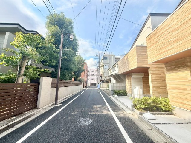 杉並区下井草3丁目　新築戸建　全3棟の前面道路含む現地写真|お車を所有の方にも安心のビルトインガレージ付き！

現地ご見学希望・資料請求などお気軽にお問い合わせ下さい！
03-5990-5201