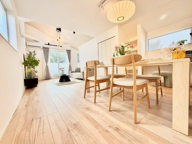 杉並区下井草3丁目　新築戸建　全3棟の居間・リビング|勾配天井を採用しているため、より一層の開放感を感じることができます。

現地ご見学希望・資料請求などお気軽にお問い合わせ下さい！
03-5990-5201