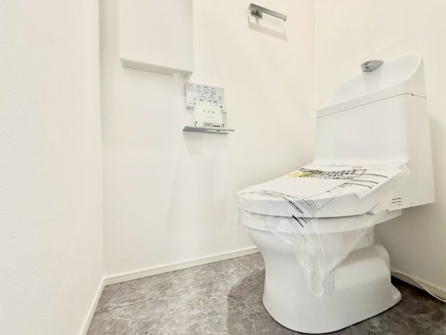 杉並区下井草3丁目　新築戸建　全3棟のトイレ|ウォシュレット付きのトイレはいつも快適！

現地ご見学希望・資料請求などお気軽にお問い合わせ下さい！
03-5990-5201