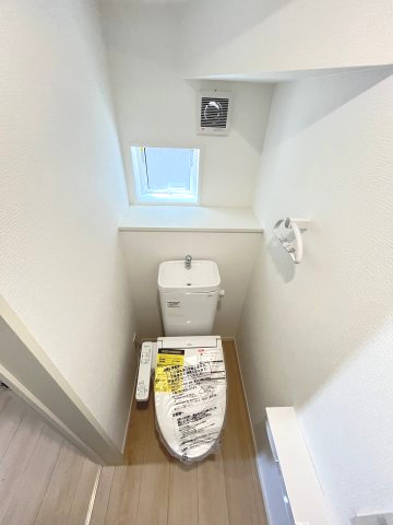 【内装】 | 福岡市南区屋形原3丁目第10　2号棟（全3棟）【仲介手数料無料・0円】 | 施工例。1階のトイレです。施工例は完成時と異なる場合があります。