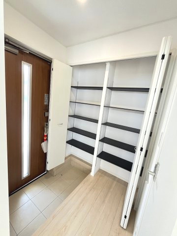 【玄関】 | 福岡市南区屋形原3丁目第10　2号棟（全3棟）【仲介手数料無料・0円】 | 施工例。施工例は完成時と異なる場合があります。