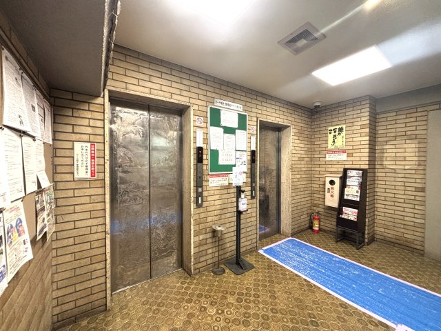 エレベーター前（左側は奇数階、右側は偶数階に止まります）