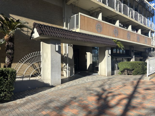 前面歩道からのエントランスアプローチ