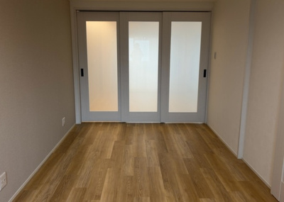 【寝室】 | ファミール西八王子 | 寝室でゆっくりと過ごすためにはベッド周りの適度な空間を担保することや窓の位置、照明の明るさ、寝室の広さなどを考える必要があります。自身や家族の構成とライフスタイルに併せて寝室にする部屋を選びましょう！