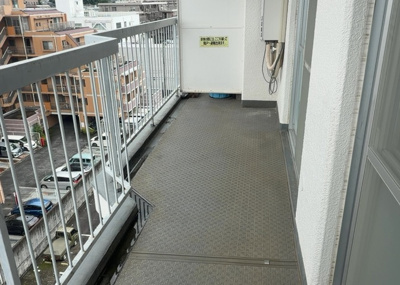 【バルコニー】 | ファミール西八王子 | バルコニーは、室外の専用スペースのうち、「屋根がなく開放された空間」であるものを指します。ベランダより広いタイプのものが多く、日当たりもよいため家庭菜園などを楽しみたい人にとって適した環境となります。