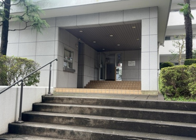 【エントランス】 | ファミール西八王子 | マンションのエントランスには、もともと風よけや防犯の役割がありますが、マンションによって宅配ボックスなどの設備が備わっている所もあります。日々の生活をイメージしながら生活しやすさをチェックしましょう。