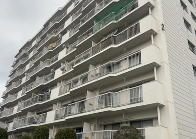 【現況写真】 | ファミール西八王子 | 外観はマンション管理がされているかの目安になります。築年数が古いと、壁面は劣化してひび割れが生じることも！建物が古びていても細かいところが修繕されていると、きちんと管理されているなぁと感じるでしょう。