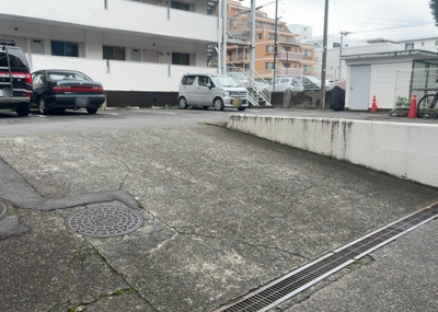 【駐車場】 | ファミール西八王子 | 車一台あたりに必要なスペースは、標準サイズの普通自動車で横幅2m50cm、長さ5mは必要になります。ただし、乗降のことも考慮して横幅3m30cm、長さ5m50cmほどは確保できるところを選びましょう。