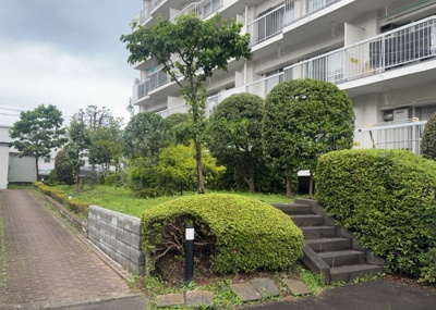 【庭】 | ファミール西八王子 | 物件によっては、入居者が個人的に使用できる専用庭がついているものもあります。また、住宅の中にある土間の部分を庭と呼ぶこともあります。庭の用途は住む人によって変わり、それによってデザインもさまざまです。