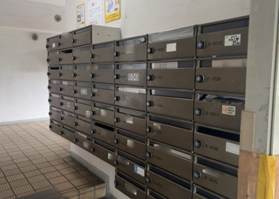 【設備】 | ファミール西八王子 | エントランス付近に設置されている集合ポストは、住んでいる部屋と離れているため、ポストをあさるなど誰かに何かされていても被害に気づきにくいです。入居する時には他人に特定されにくい番号で鍵をかけましょう！