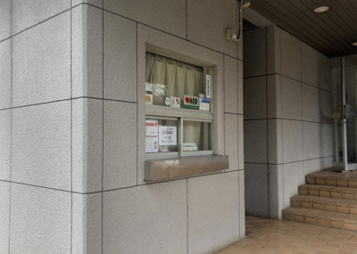 【受付】 | ファミール西八王子 | 受付はマンションコンシェルジュがいる場合もあれば、管理人が滞在する小部屋を総称して呼ぶことがあります。主にエントランスに設置されていることから、防犯面でも期待ができます。防犯設備がない場合はより安心！