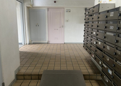 【ロビー】 | ファミール西八王子 | ラウンジは、マンションの共用スペースに椅子やテーブルなどを配置した利用者が寛げる空間です。屋内型ラウンジと屋外型ラウンジがあります。共用部分の管理状況と合わせて、詳細については現地でご確認ください。