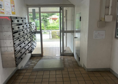 【ロビー】 | ファミール西八王子 | ロビーというと、エントランスと何がちがうの？と思いますよね。実はロビーとエントランスには明確な決まりはありません。物件によっては、エントランスを入って広がるある程度の広さのある空間がロビーとなります。