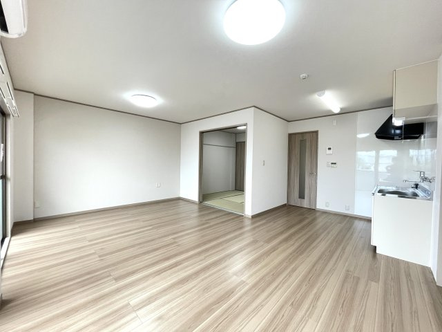 フカイマンションの居間・リビング