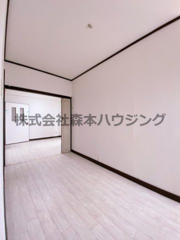 【居間・リビング】 | 　GMビル第三 | こちらのリビングで趣味の時間をお楽しみください