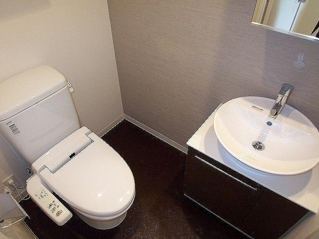NISHIIKEBUKURORESIDENCEのトイレ