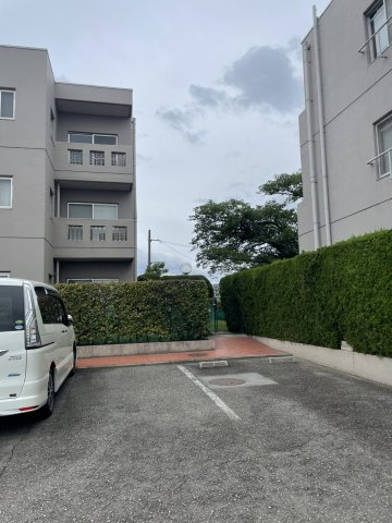 ライブタウン仁川の駐車場