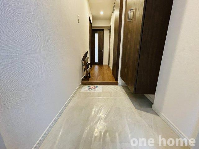 新大阪グランドハイツ1号棟の玄関|◆玄関にはフロートタイプの大容量シューズボックス完備！普段使いの靴を下部に置いていただけます！
