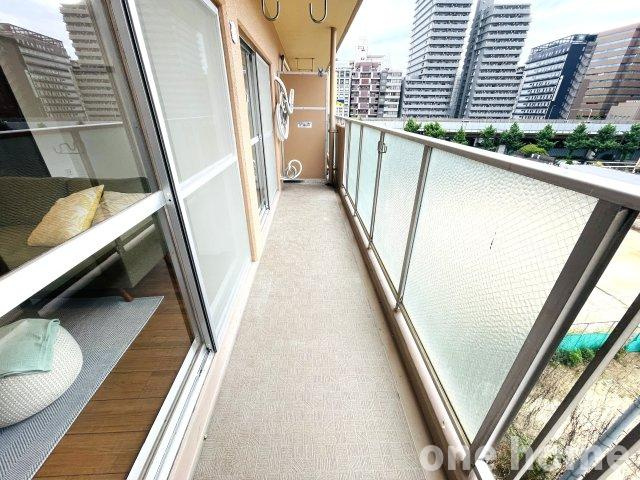 新大阪グランドハイツ1号棟のバルコニー|◆南向きバルコニーです！手すり壁にすりガラスが採用され、光を通してくれて、明るいバルコニーです！