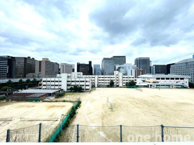 新大阪グランドハイツ1号棟の展望|◆バルコニーからの眺望です！目の前は学校のグラウンドで遮る建物がなく、開放感のある眺望です！